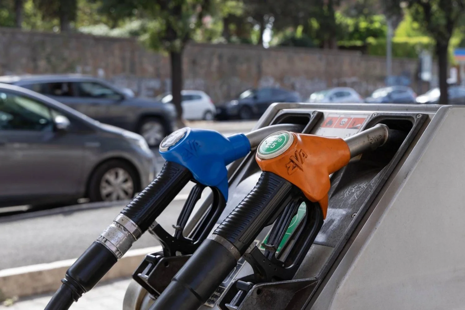 Combustíveis: ligeira queda nos preços de gasolina e diesel, mas risco de volatilidade persiste