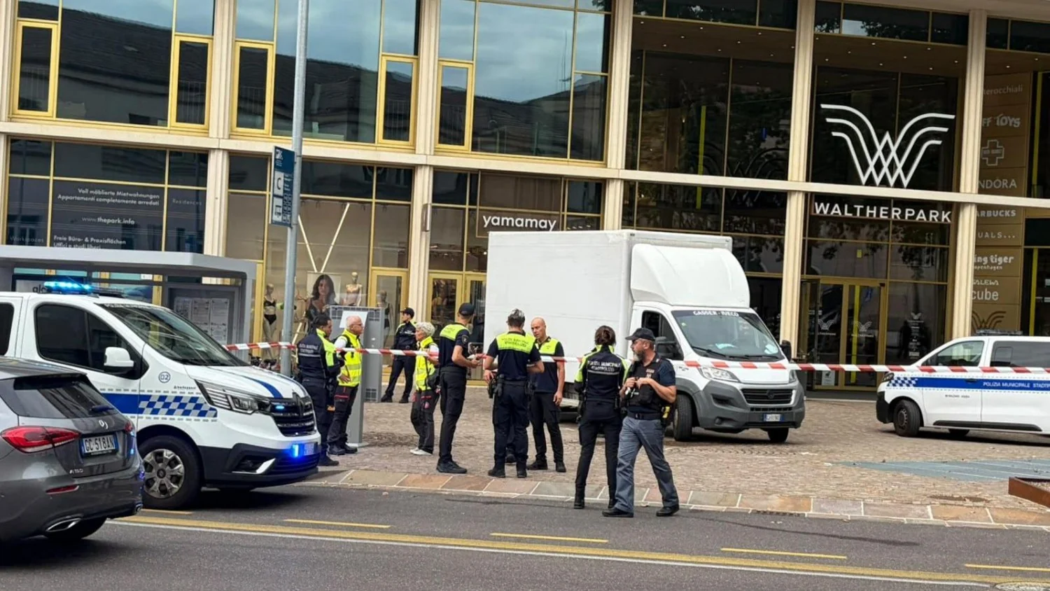 Criança de 5 anos morre atropelada em frente à estação de Bolzano após escapar do controle da mãe
