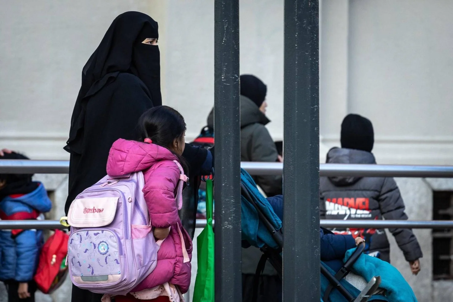 Governo aprova decreto-lei escolar: teto de 30% para alunos não‑italofonos e proibição de burqa e niqab em sala