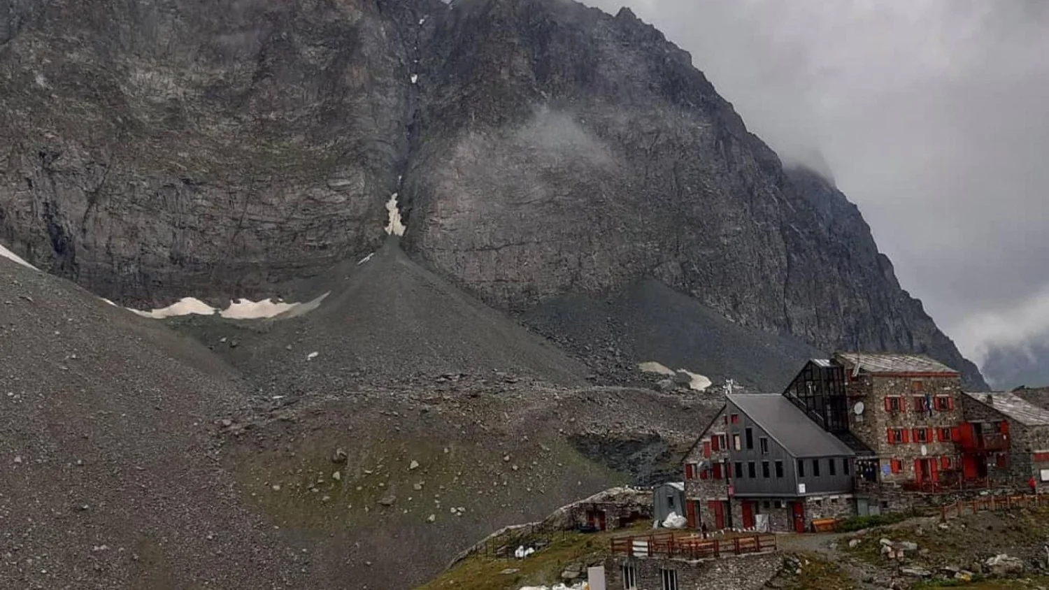 Grande deslizamento se desprende do Monviso; socorro alpino mobilizado para verificações