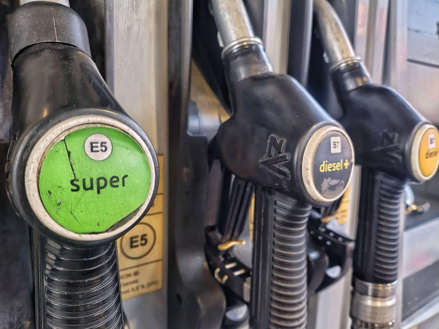 Novo recorde do diesel: preço nas bombas se aproxima de €2,34/l; gasolina também sobe