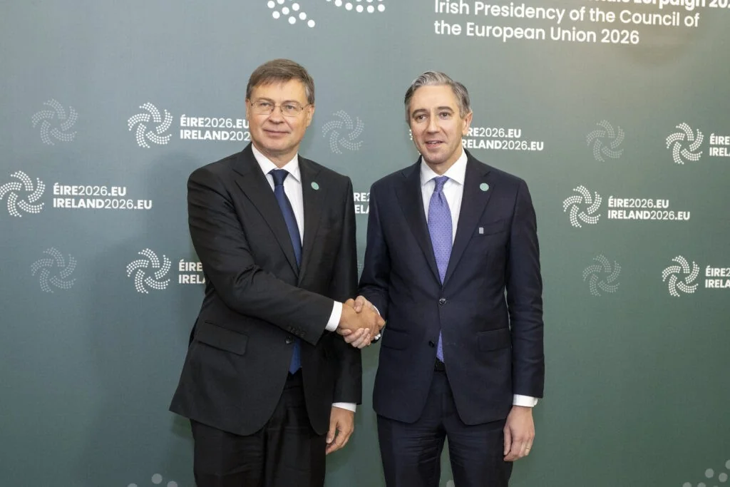 Dombrovskis alerta para desaceleração do crescimento em 2027 e tensão sobre as respostas ao choque de energia
