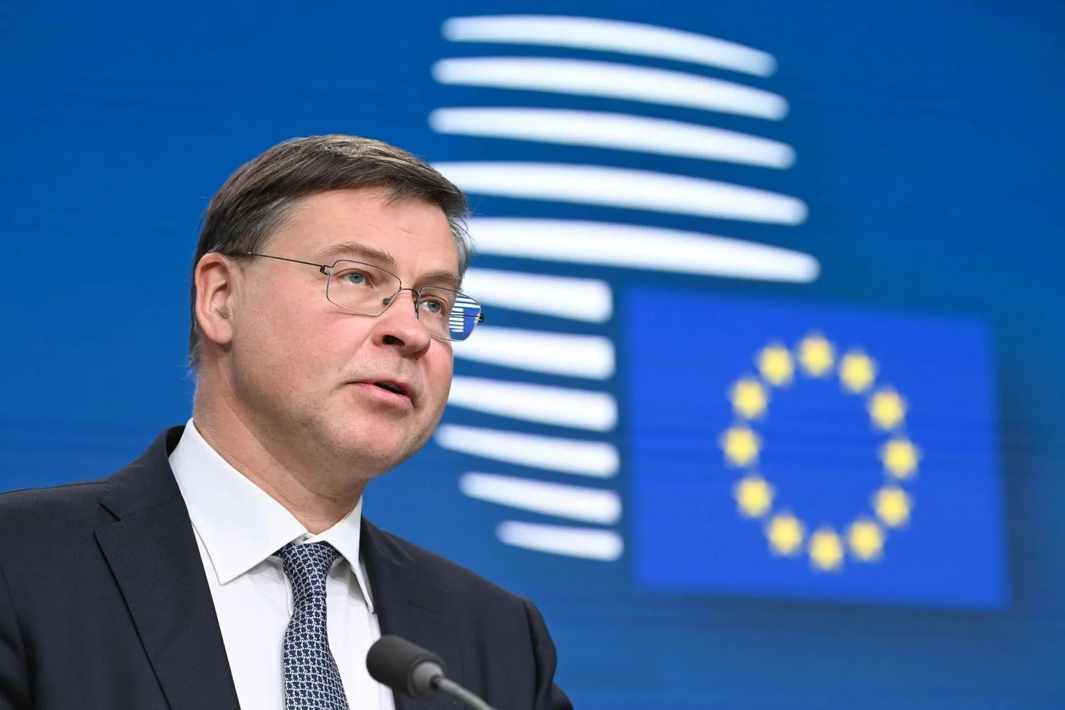 Dombrovskis diz haver margem no uso dos fundos do PNRR para isenção do bollo auto em 2027