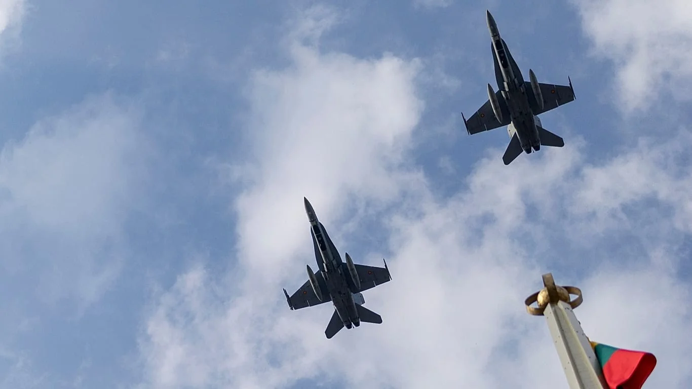 Drone invade espaço aéreo da Lituânia; dois Eurofighter italianos interceptam e neutralizam ameaça