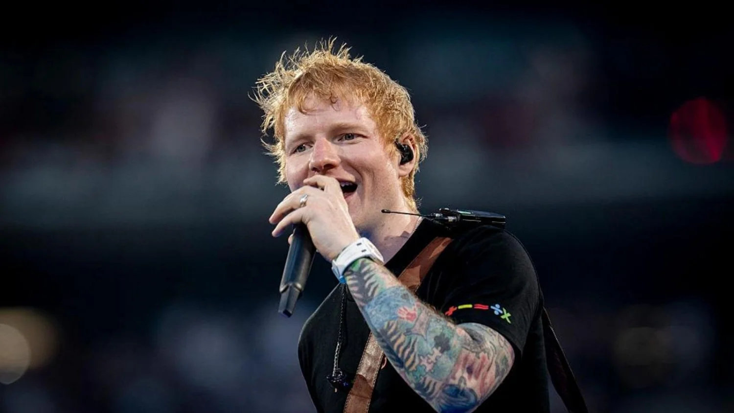 Ed Sheeran enfrenta protestos e volta ao palco em Philadelphia após polêmica sobre Gaza