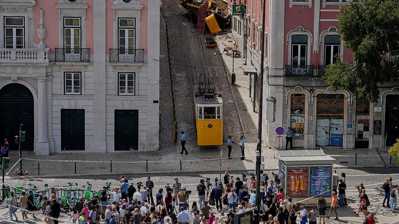 Elevador da Glória reergue-se, mas um ano depois as perguntas sobre os 16 mortos permanecem