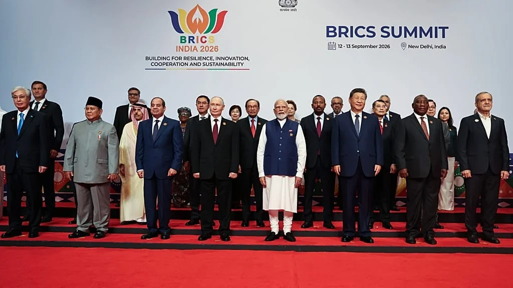 Embaixada russa divulga 'selfie' de Putin com líderes dos BRICS: imagem foi gerada por IA, confirmam peritos