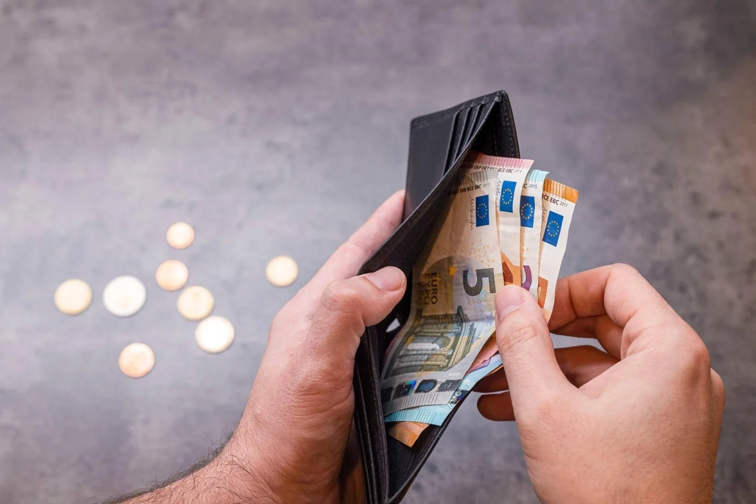 Endividamento das famílias italianas atinge €6.657 por núcleo: análise sobre consumo, crédito e salários estagnados