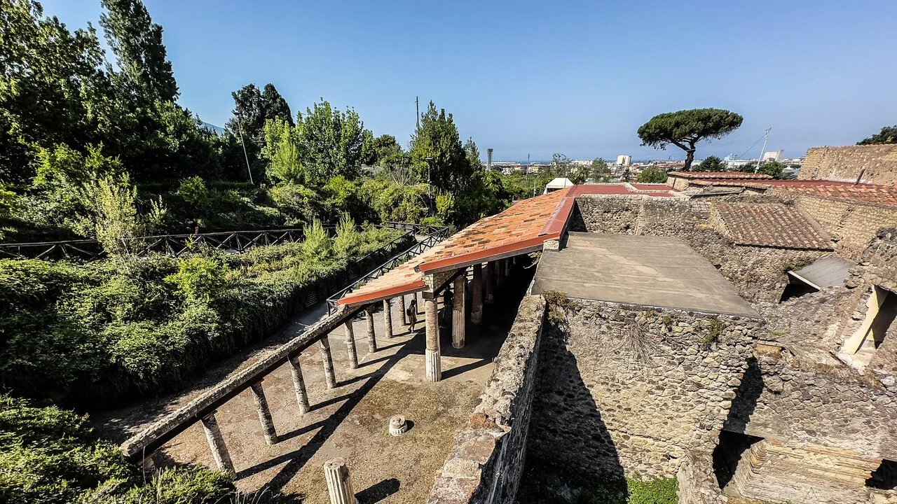 Ercolano revela o antigo panificio: forno, macinas e memórias restaurados no Parco Archeologico
