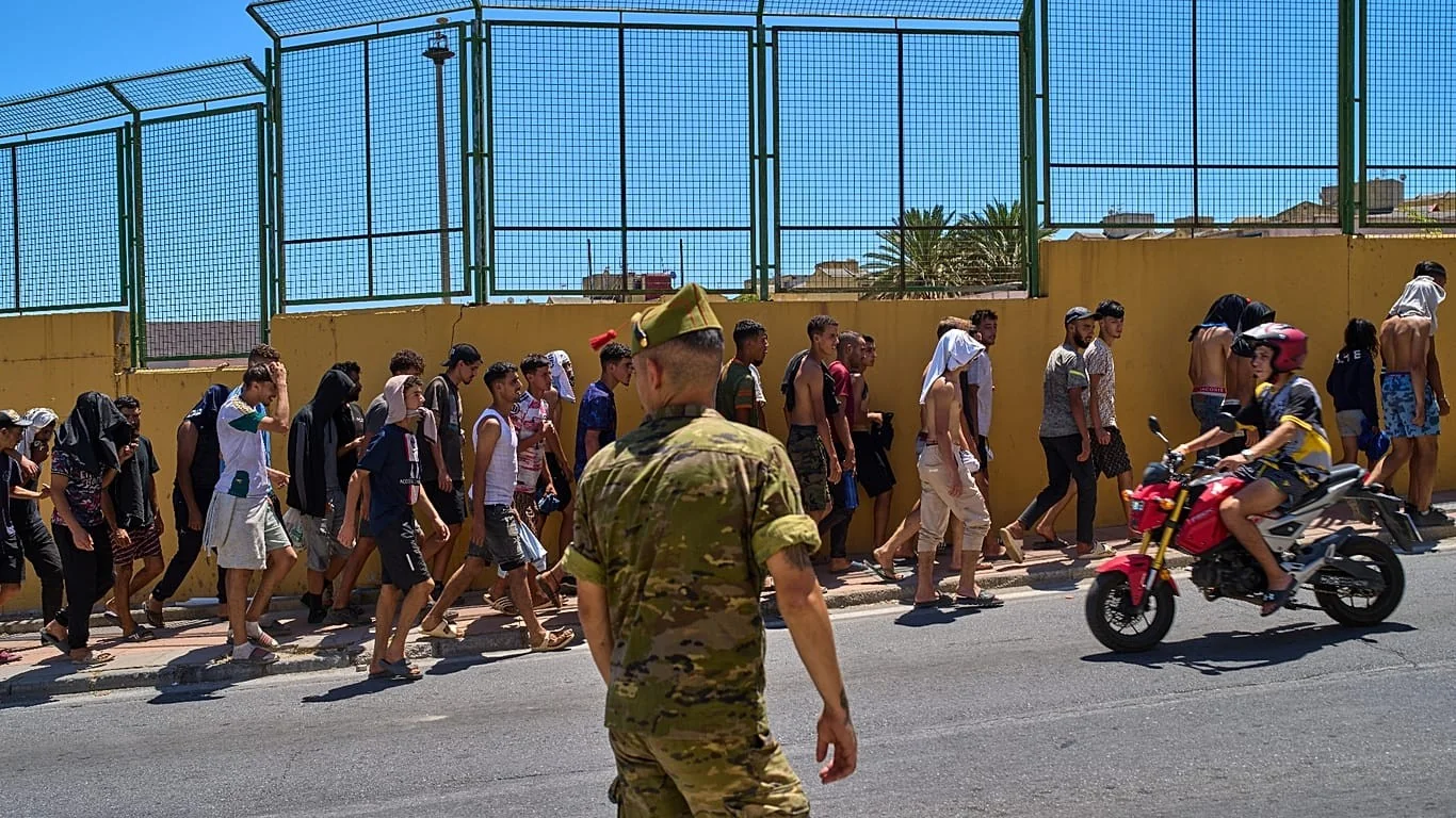 Espanha abre investigação penal sobre entrada massiva em Ceuta: risco à integridade territorial