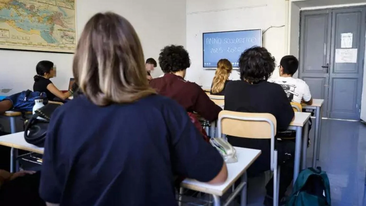 Aluno de 14 anos planejou ataque com faca a professora em Lamezia Terme; ação foi impedida pelos Carabinieri