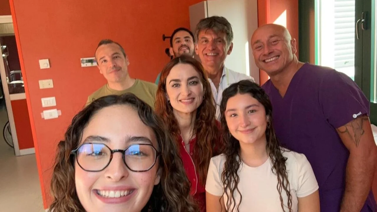 Estudante salva com um coração novo após infarto em férias: a recuperação de Regina em Turim