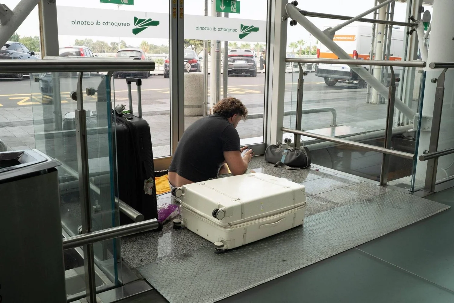 Etna mantém emissão de cinzas e prorroga suspensão dos voos no aeroporto de Catânia