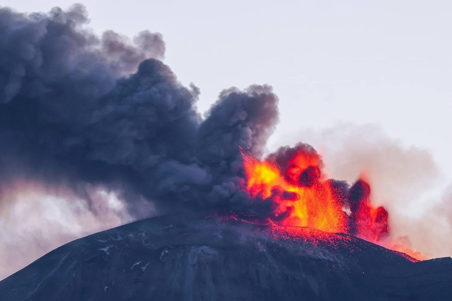 Etna entra em erupção: nuvem de cinzas alcança 4 km e INGV emite aviso vermelho para aviação