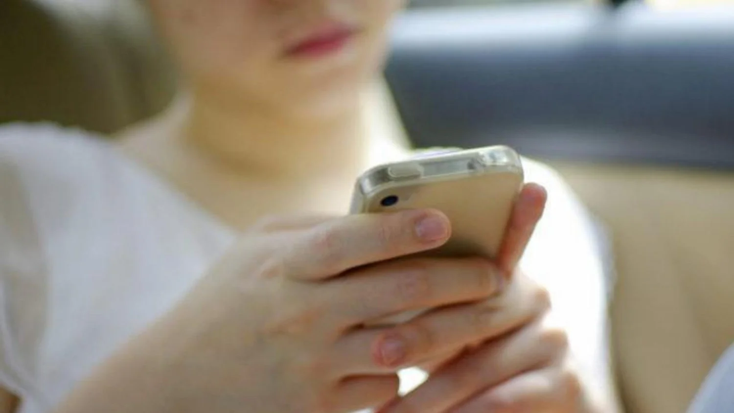 UE aprova EU KIDS Act: proibição de redes sociais para menores de 13 anos e quatro pilares de proteção