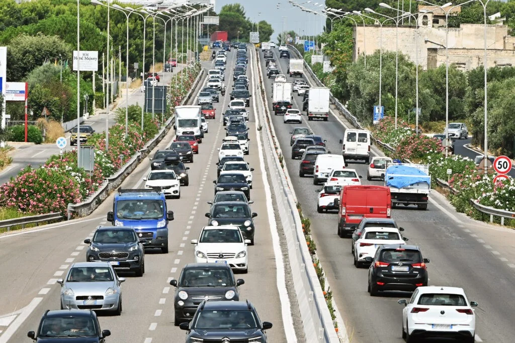 Automóvel domina deslocamentos na UE em 2024; trens superam ônibus pela primeira vez desde 2014, aponta Eurostat
