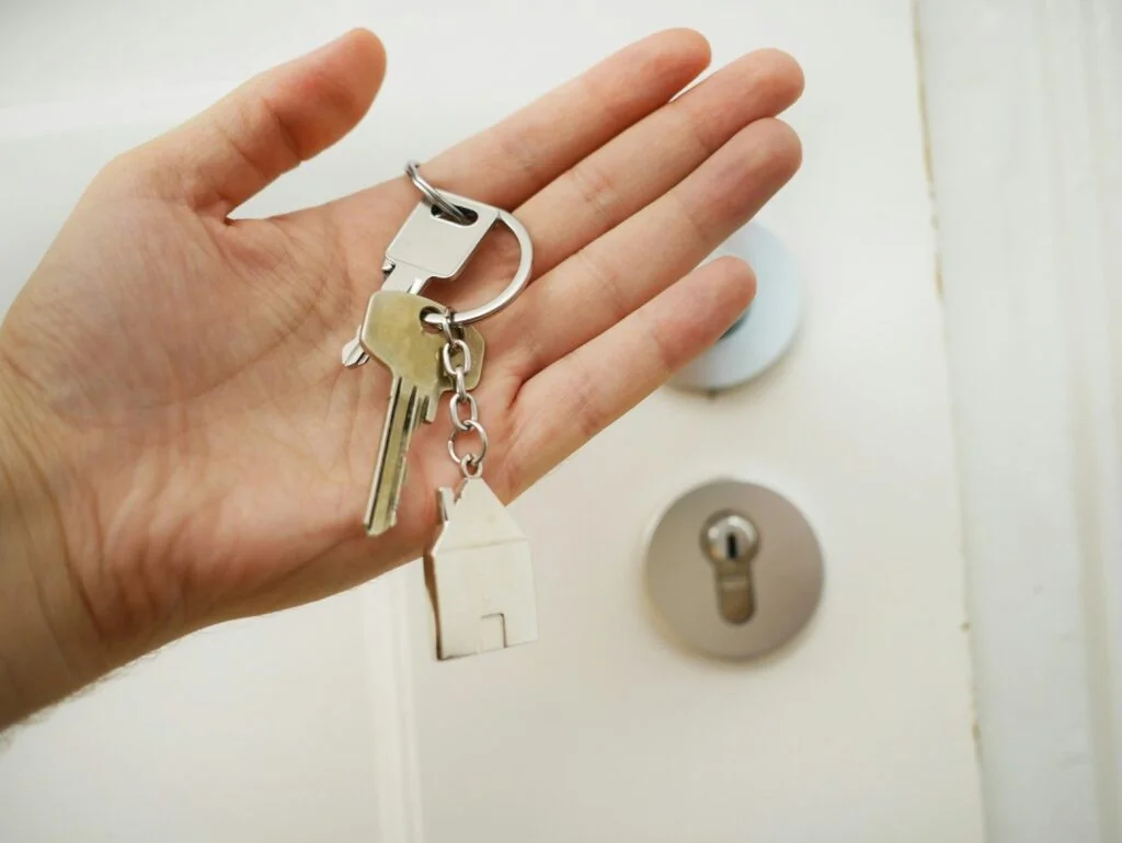 Eurostat: jovens italianos entre os que mais tardam a sair de casa; emprego entre 20-29 anos é o mais baixo da UE
