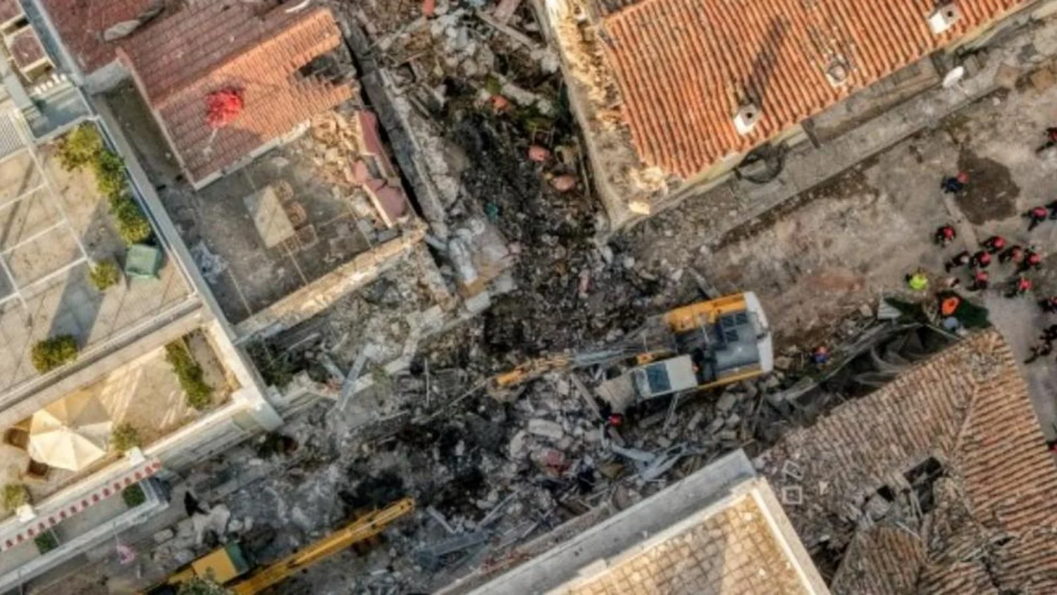 Explosão em Atenas: desabamento em Plaka deixa 6 desaparecidos e turistas entre os afetados
