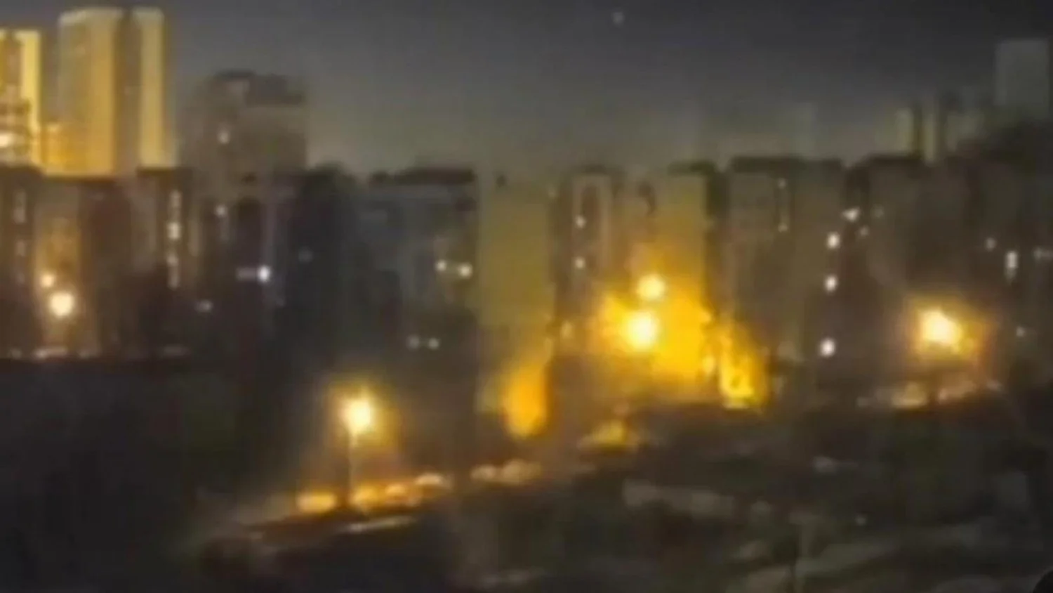 Explosões em Kiev deixam a cidade em "alarme vermelho" enquanto sanções dos EUA estreitam cerco à Rússia