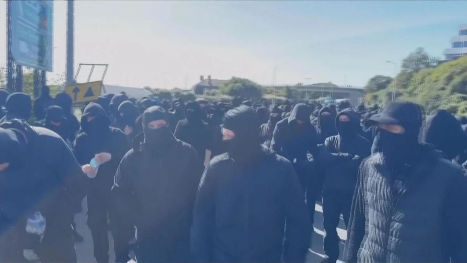 Farage intensifica ataque à imigração enquanto manifestantes encapuzados paralisam Dover