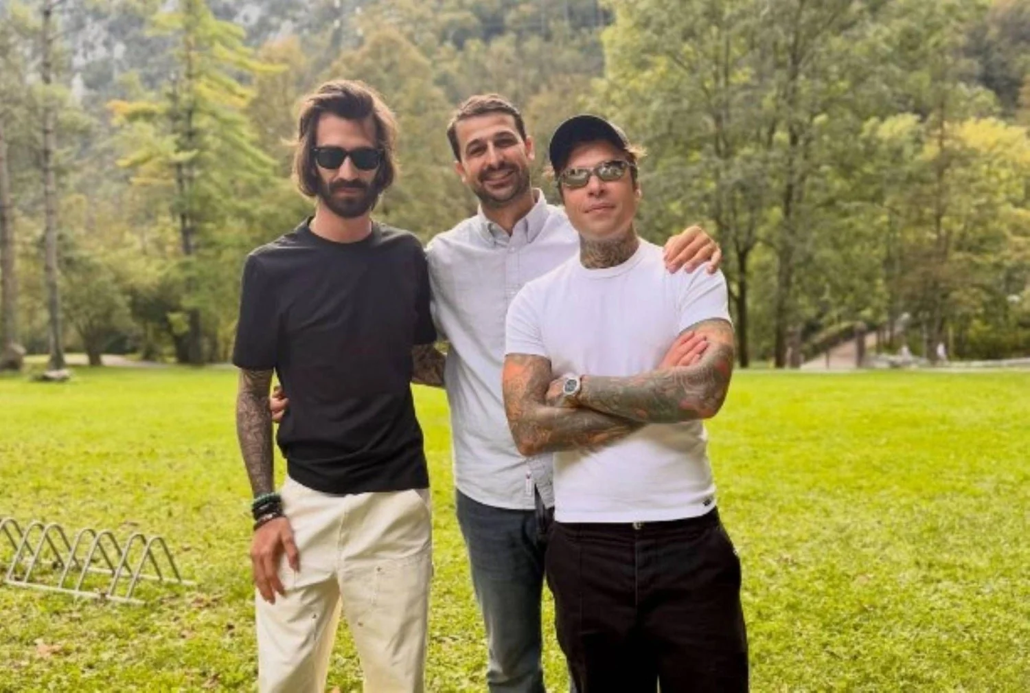 Fedez nas Alpi Orobie: férias com Giulia Honegger e o filho, e encontro com Leonardo Maria Del Vecchio