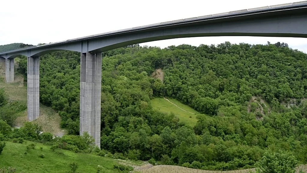 Feminicídio em Florença: ex-companheiro lança mulher de viaduto na A1 e depois se suicida