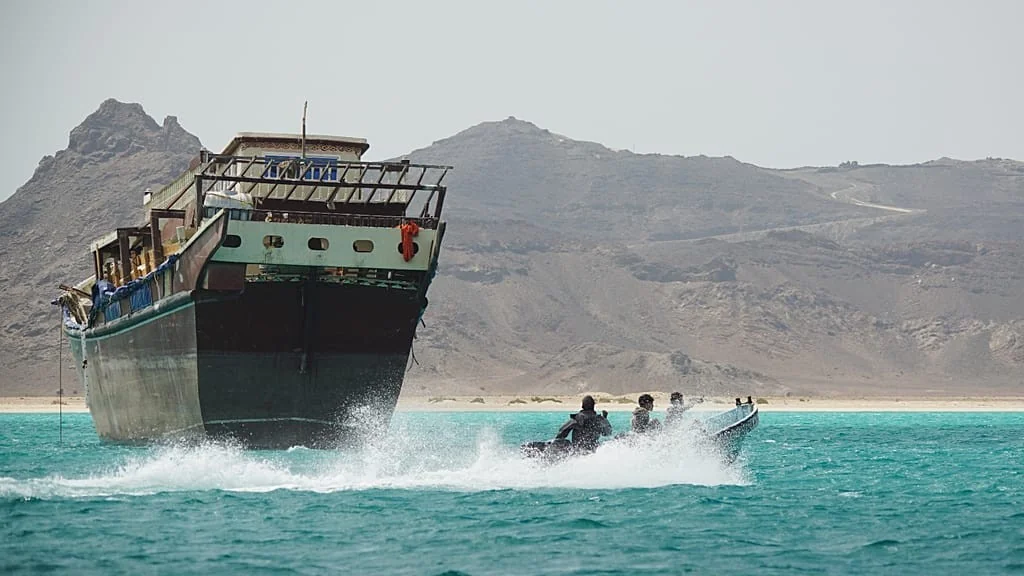 Fragata Bergamini escolta primeiro navio italiano pelo Estreito de Bab el‑Mandeb em missão Aspides