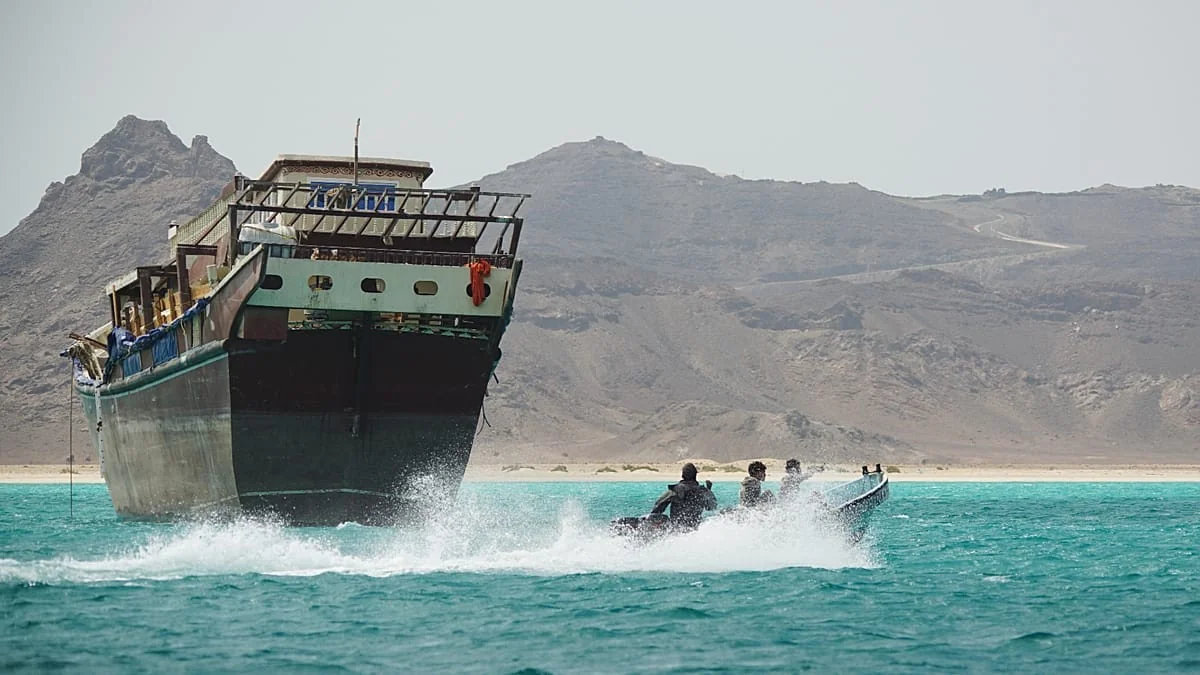 Mar Vermelho: fragata Bergamini escolta o cargueiro Jolly Oro através do estreito de Bab el-Mandeb