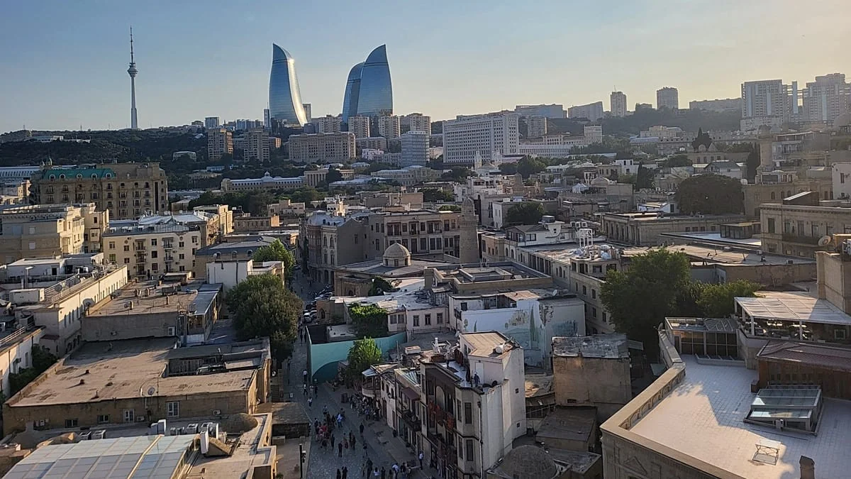 França e Azerbaijão iniciam diálogo após perdão a Martin Ryan: um movimento estratégico no tabuleiro geopolítico