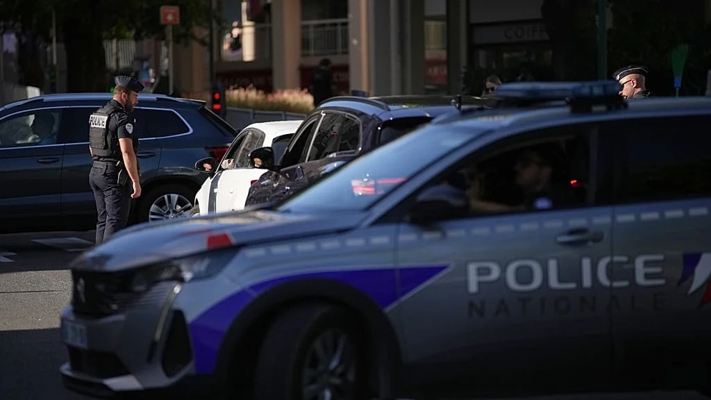 Carcassonne: inquérito aberto após vídeo mostrar agente da polícia empurrando sem-teto — implicações para a confiança pública