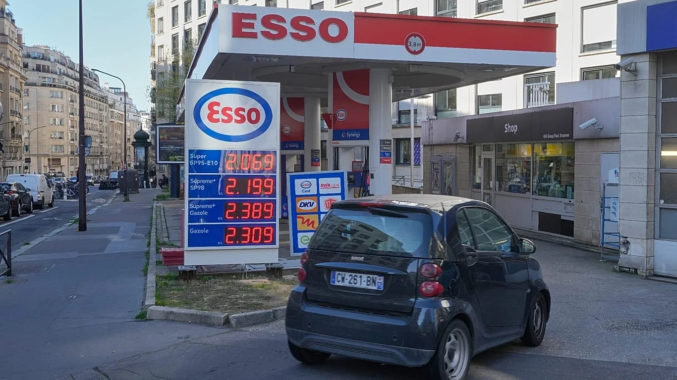 Combustíveis na França disparam: custo médio chega a €137 por carro e pressiona famílias