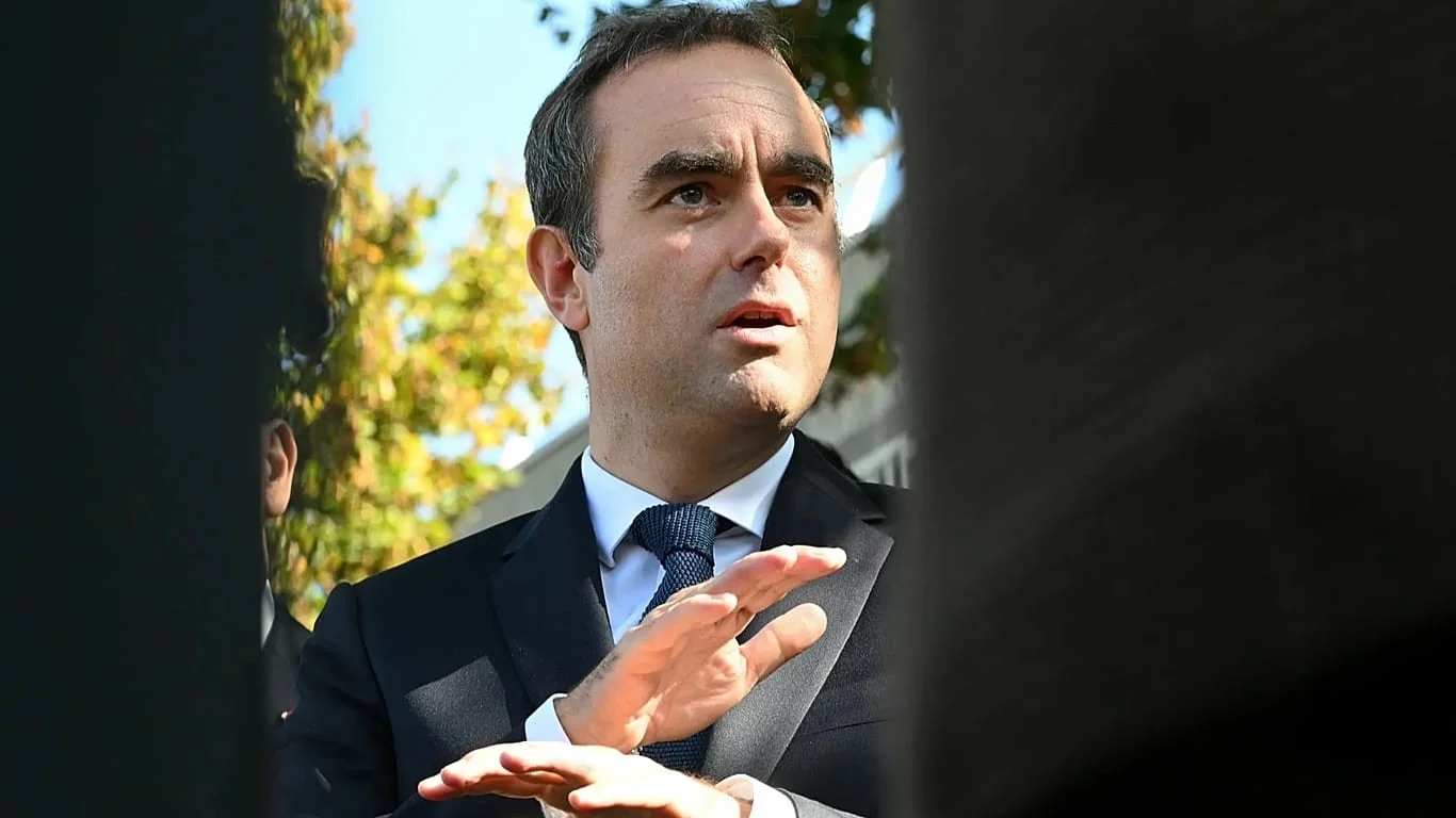 França estuda corte nos vencimentos de ministros e parlamentares para compor economia de 30 bilhões