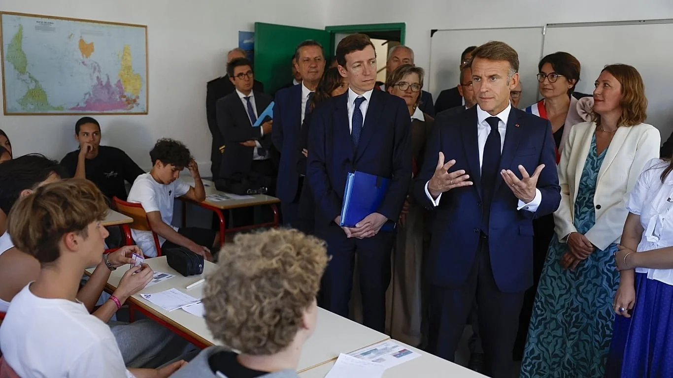 França reforça retorno às aulas com proibição de celulares e novo inquérito sobre violências sexuais