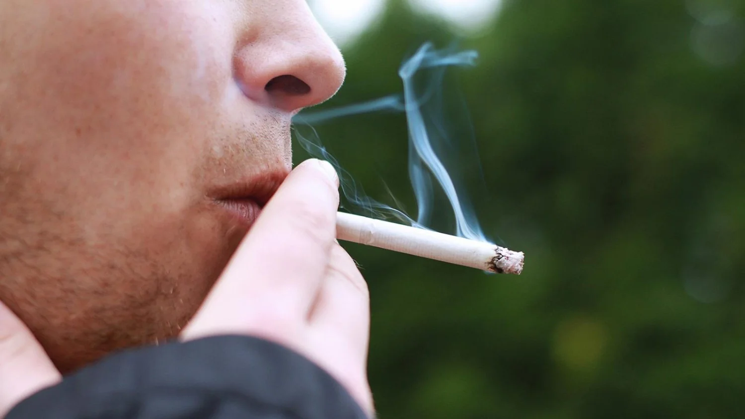 Fumo passivo mata 1,7 milhão em 2023, estudo do Lancet revela exposição de 2,7 bilhões