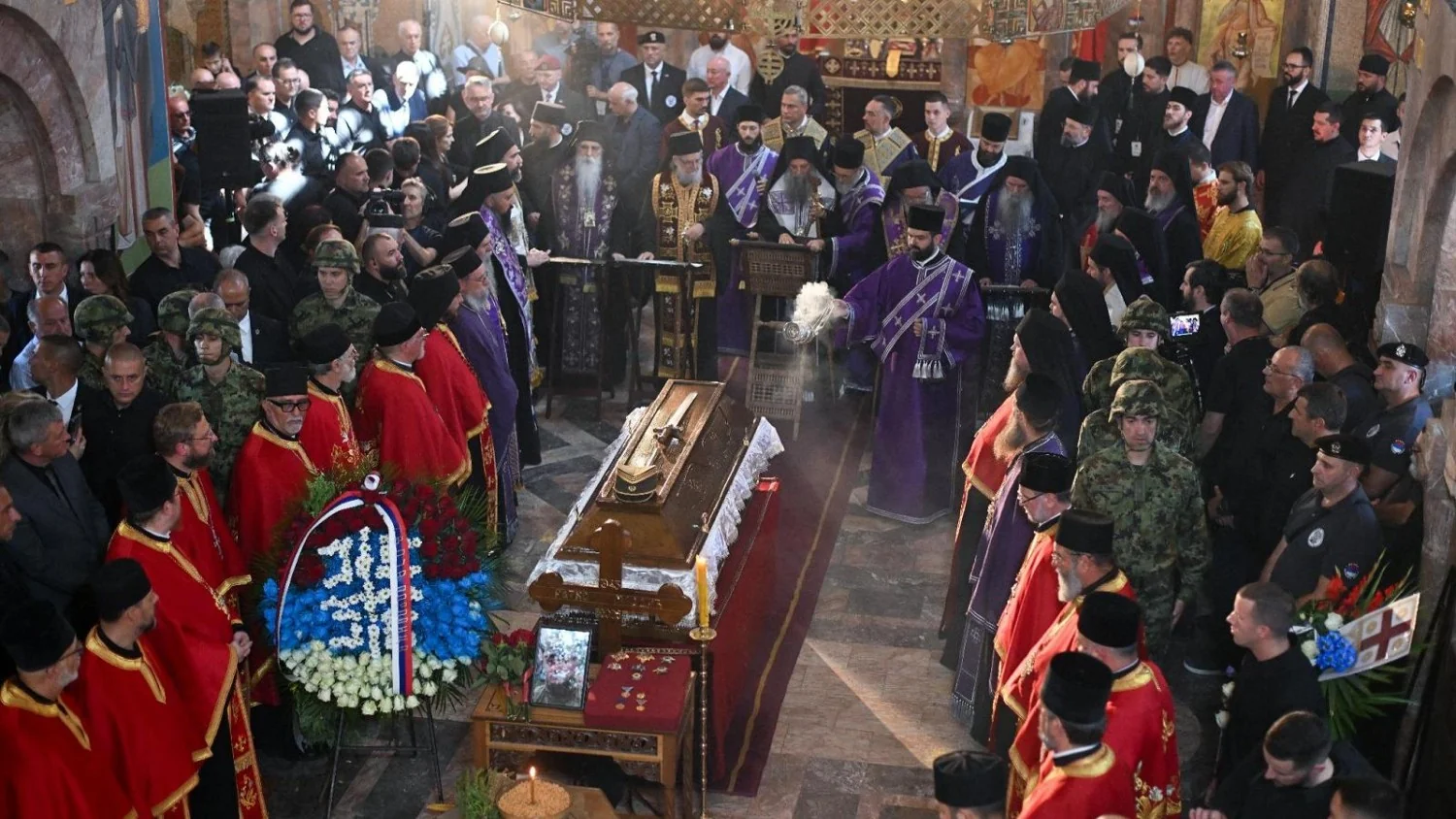 Funeral de Ratko Mladic em Belgrado provoca choque e afasta ainda mais a Sérvia da UE