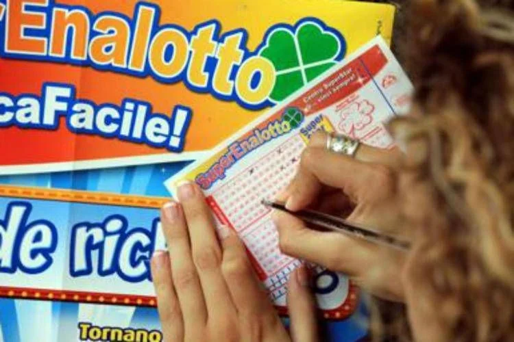 Ganhou €223,2 milhões no Superenalotto; ex-mulher separada exige metade e pede €8.000 mensais ou €80 milhões à vista