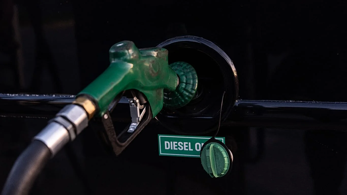 Gasóleo em Portugal atinge recorde histórico enquanto Espanha lança desconto de 20 cêntimos