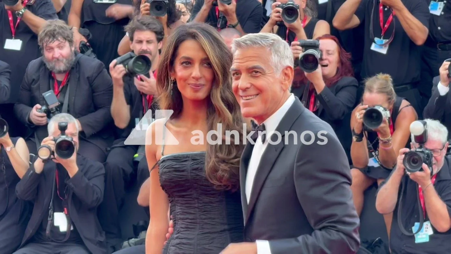 George Clooney encanta em Veneza 83: senta entre fotógrafos e vira fotógrafo por um momento