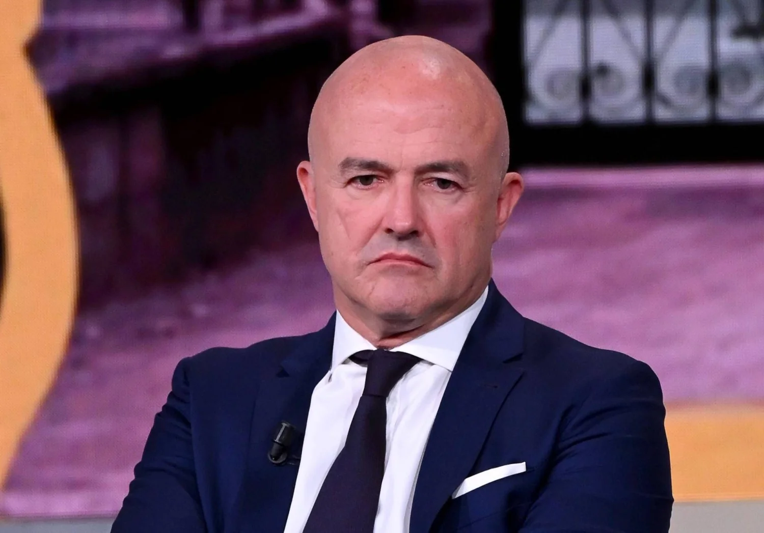Gianluigi Nuzzi retorna com 'Dentro la notizia' às 16h45 na Canale 5: investigação e exclusividade