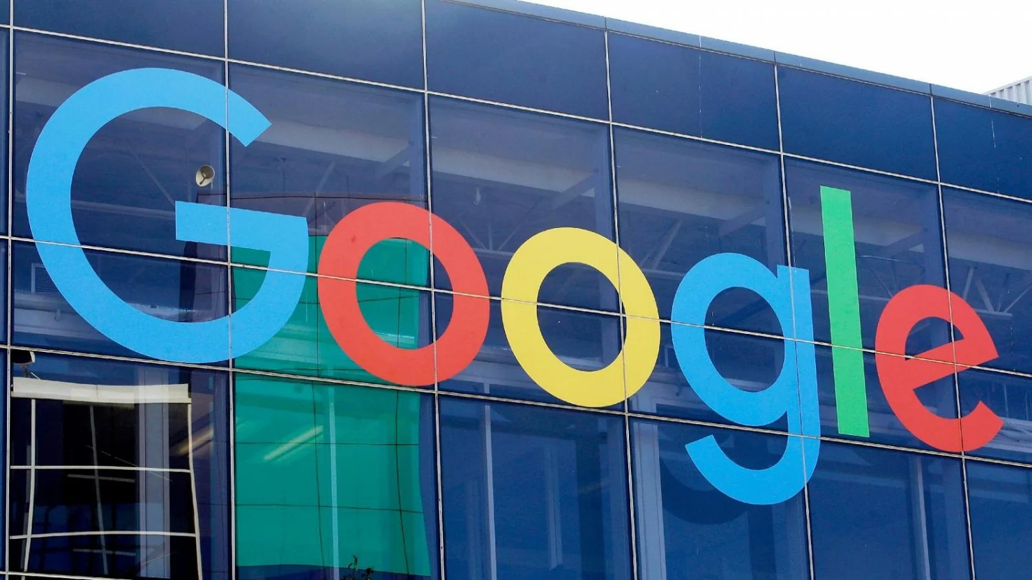 Google testa função “Dive deeper” no Discover: sínteses com IA antes dos links