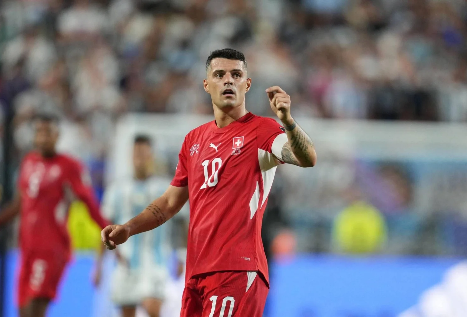Granit Xhaka admite uso de certificado falso de Covid e se afasta da seleção suíça