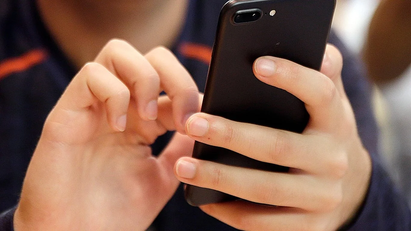 Grécia propõe à UE a 'maioridade digital' a 15 anos e verificação obrigatória da idade