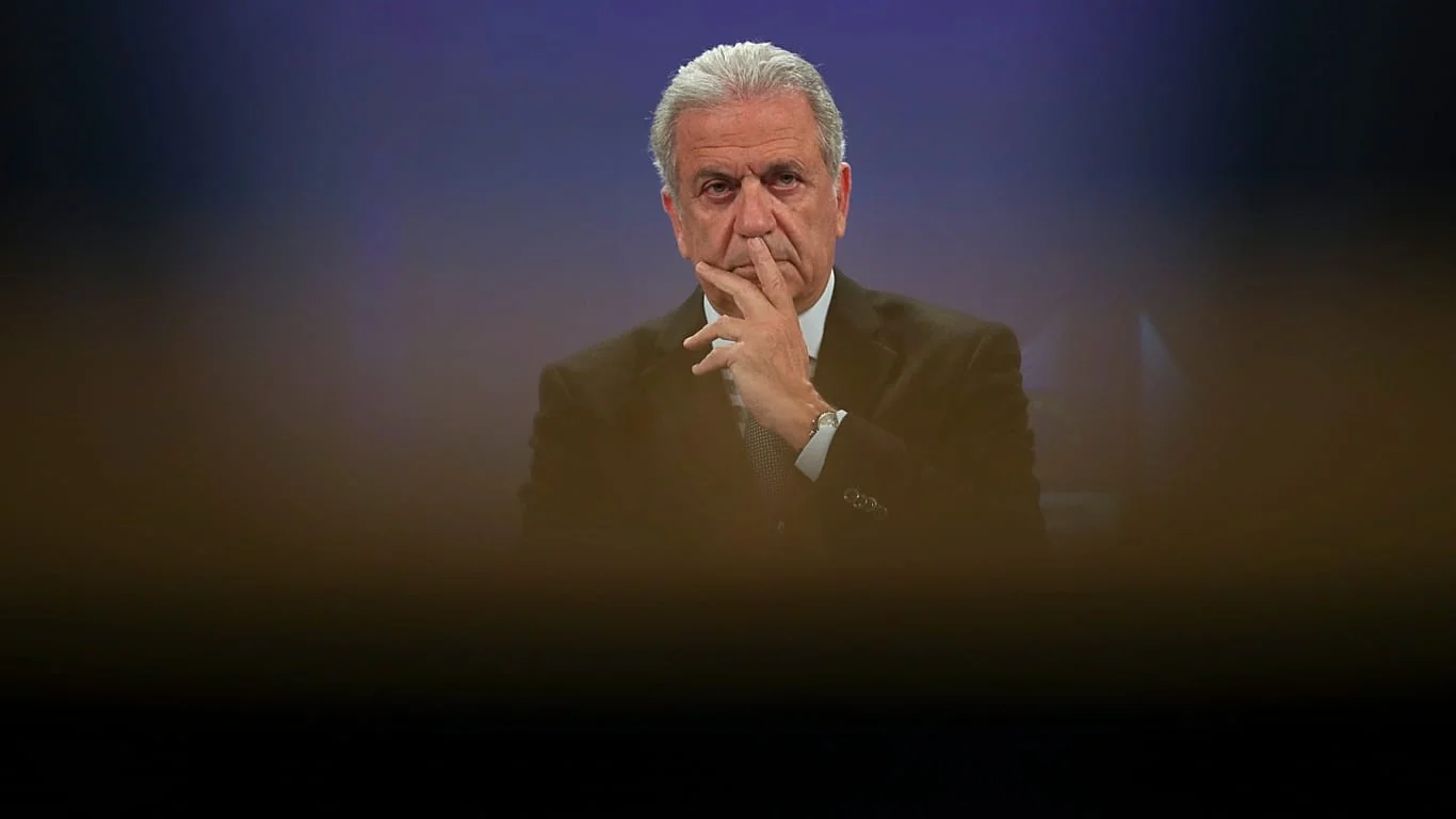 Parlamento grego revoga imunidade de Dimitris Avramopoulos e desbloqueia investigação belga sobre o Qatargate