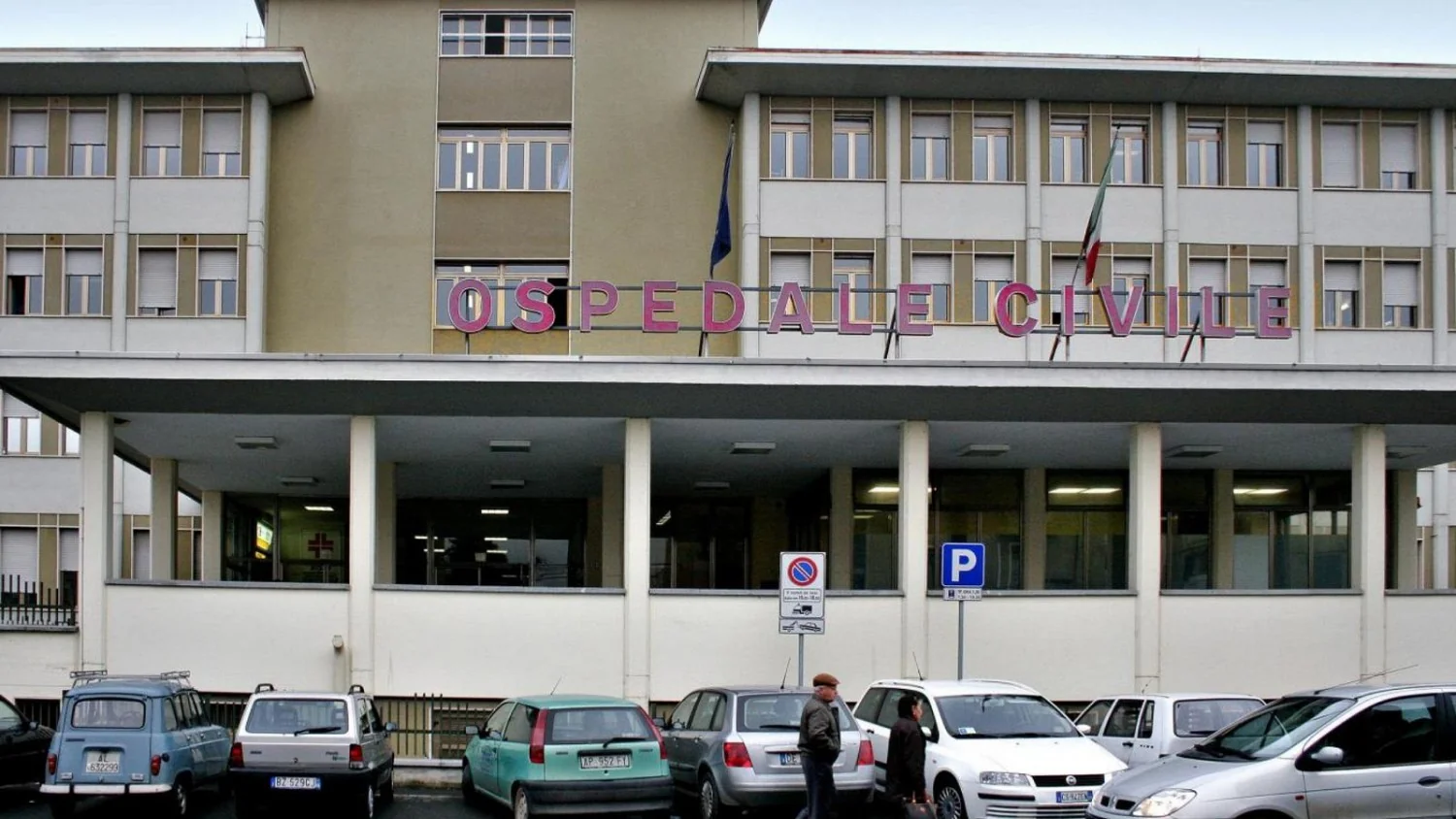 Homem de 48 anos é esfaqueado ao defender o carro no centro de Alessandria e permanece em estado grave
