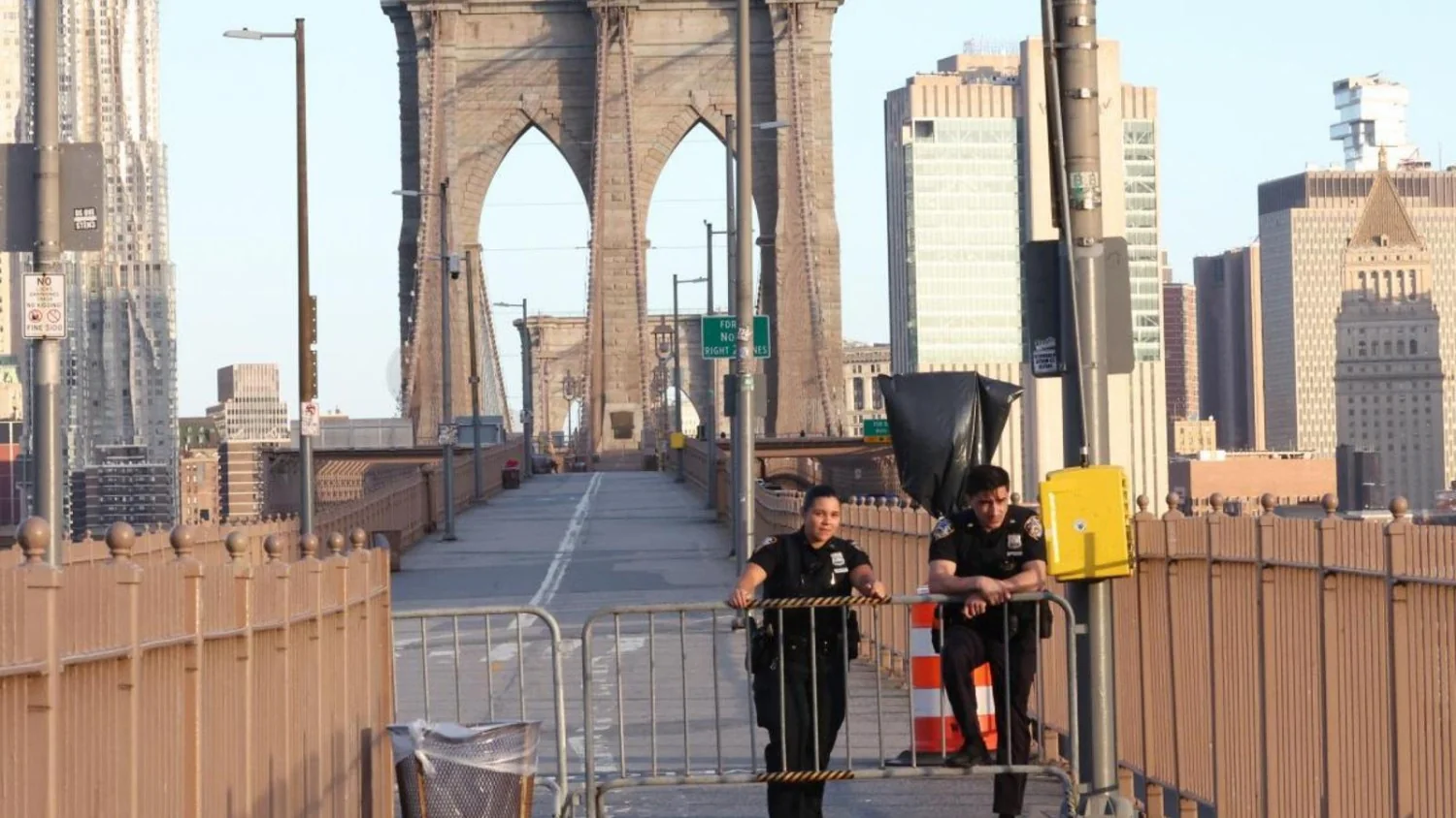 Tiro da polícia mata homem que subiu nos cabos da Ponte do Brooklyn após ameaçar com faca e dizer ter bomba