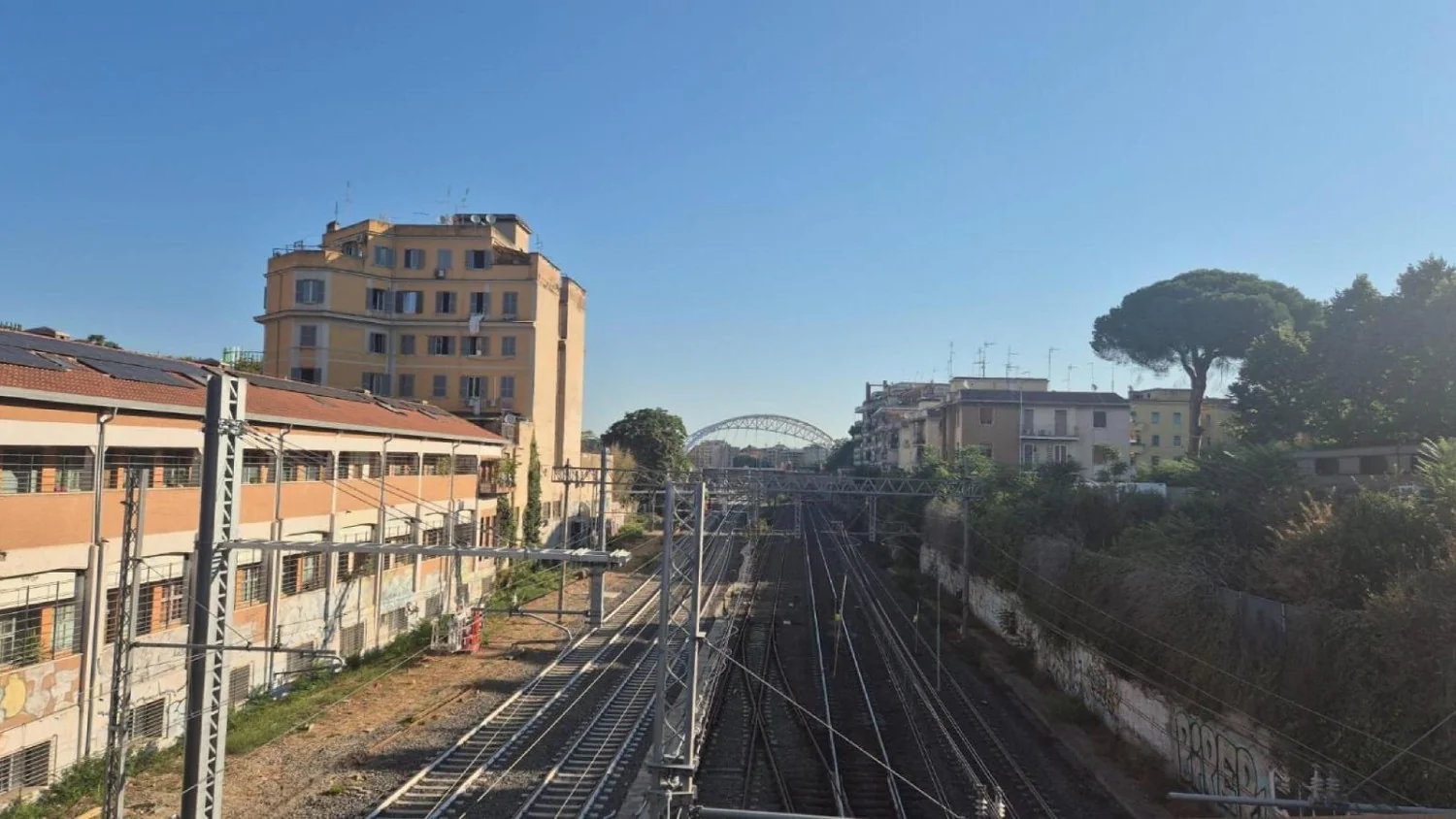Homem morre após ser atingido por trem na estação Garbatella, em Roma