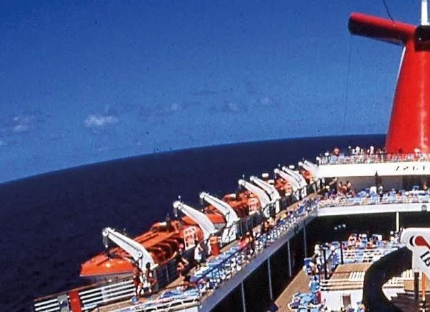 Pai de três filhos se atira do navio de cruzeiro Carnival Panorama durante 15º aniversário; corpo ainda não foi recuperado