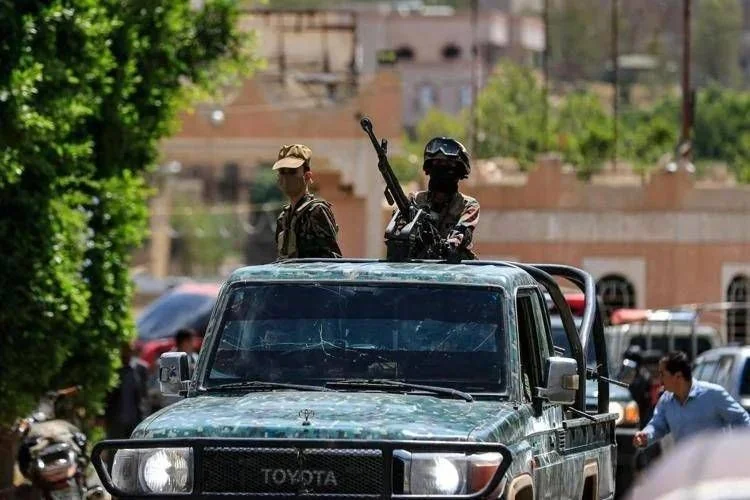 Houthi atacam Riad e instalações da Aramco em Yanbu: fogo e baixas intensificam tensão regional