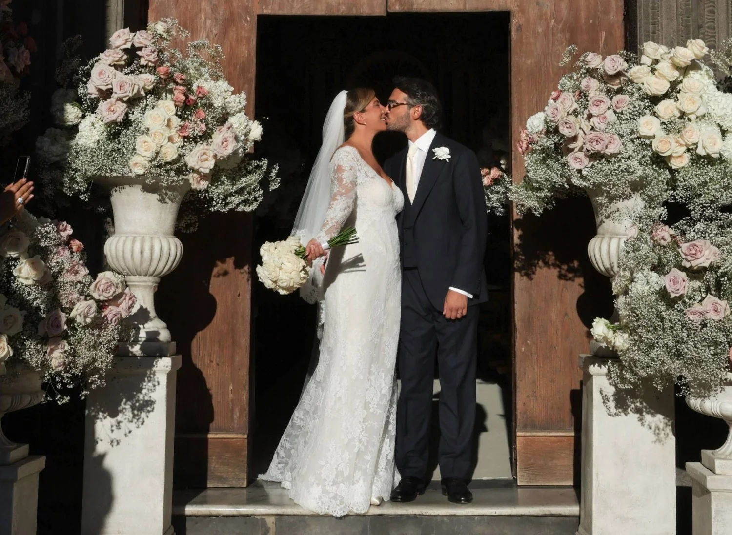 Ida Di Filippo celebra casamento em Sorrento: beijo e véu no cenário de cinema