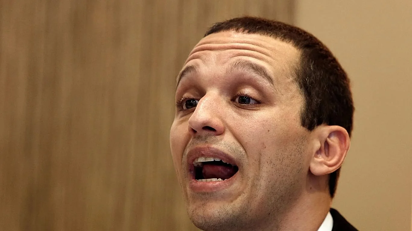 Ilias Kasidiaris Livre: o Retour de um Ex-Líder da Alba Dorata e o Reequilíbrio do Tabuleiro Político Grego